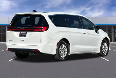 2025 Chrysler Pacifica Select